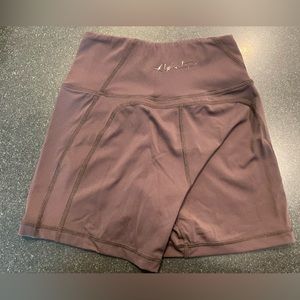 Alphalete pulse surge short 4” in obscure grey